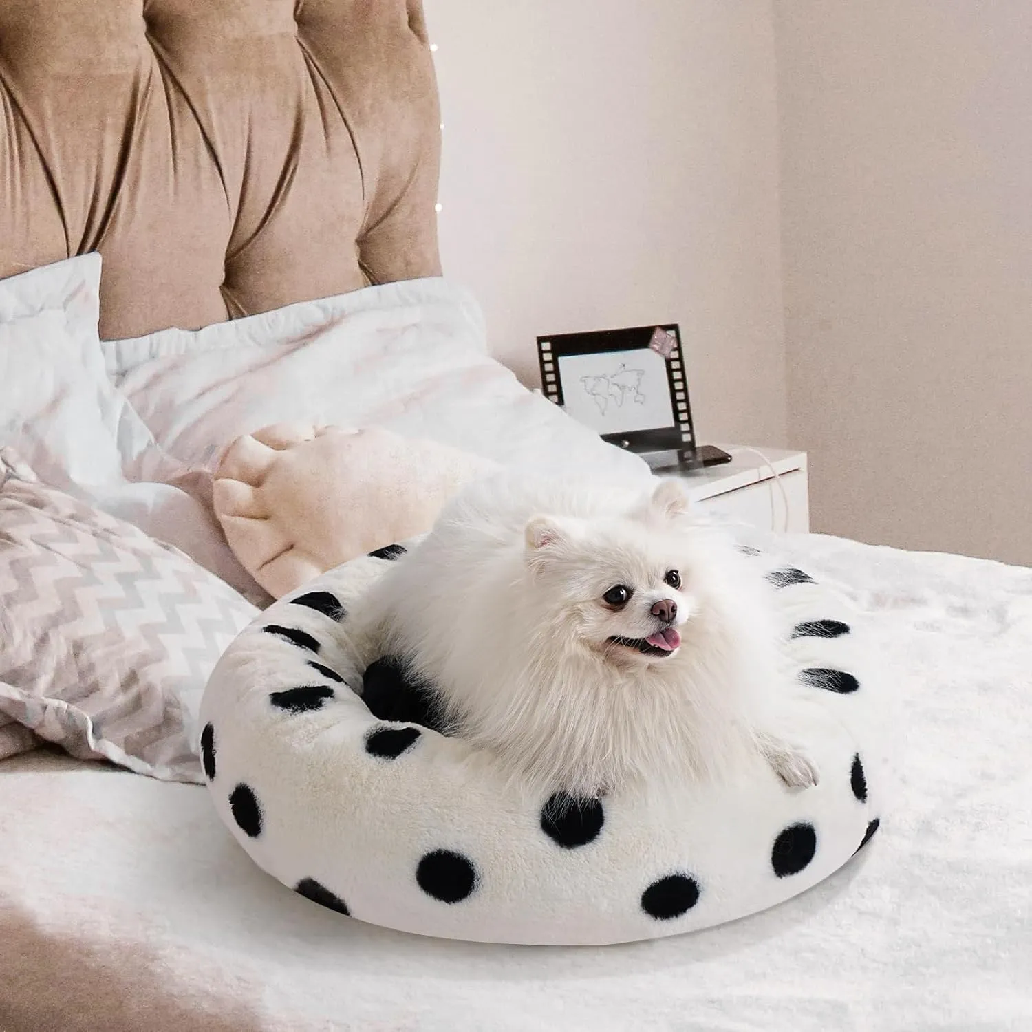 MEWOOFUN Cat Beds for Indoor Cats, Wahable Small Dogs Bed Donut Cat Bed, Round Cat Bed with Non-Slip Bottom, Cute Cat Couch Fluffy Pet Bed for Puppy and Kitten (23 inch, Black Dot Plush)